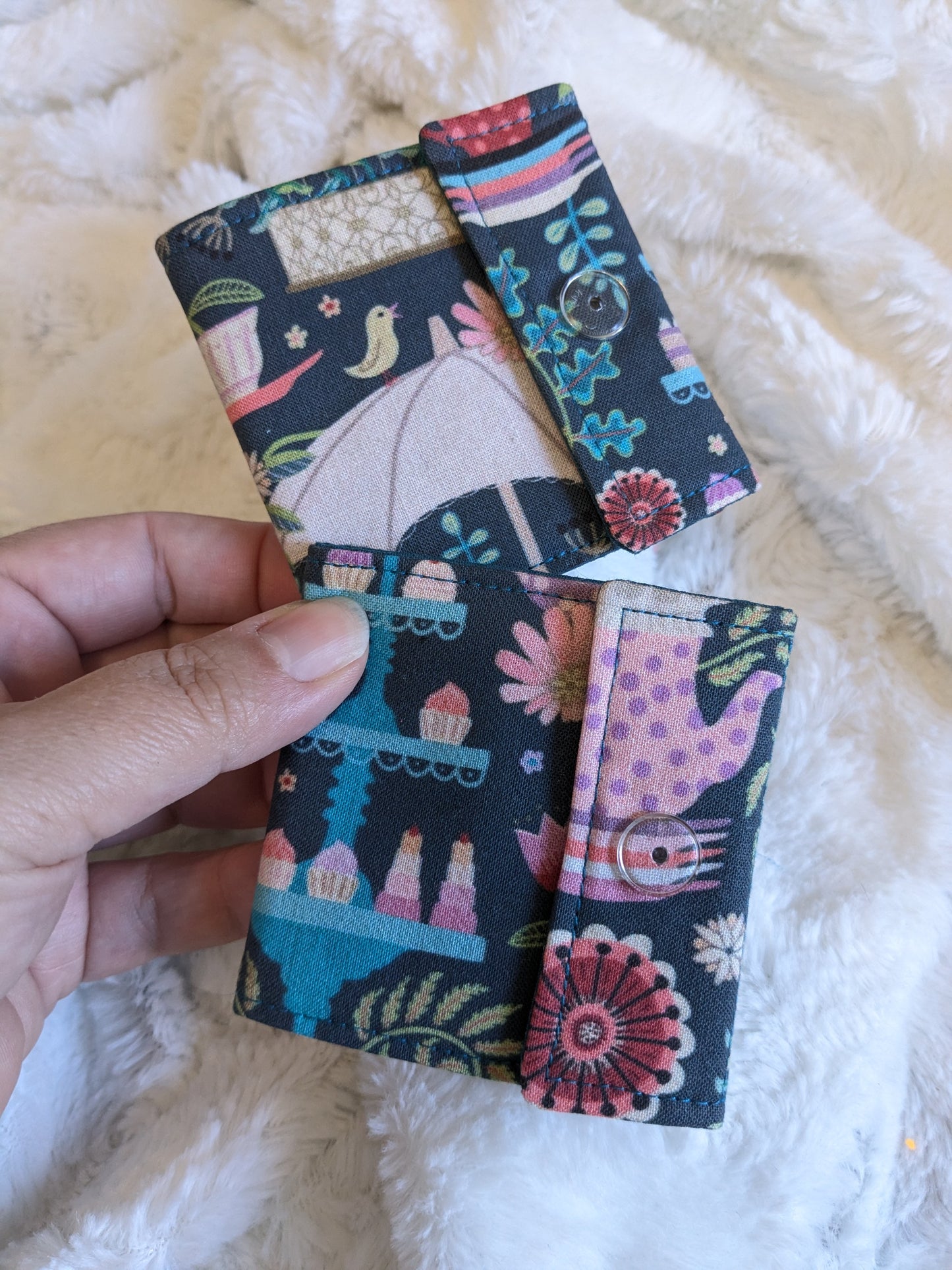 Carnet pique aiguille / porte aiguille de voyage "Chats et livres", "Graphique", "Tea party" et "Cosy"