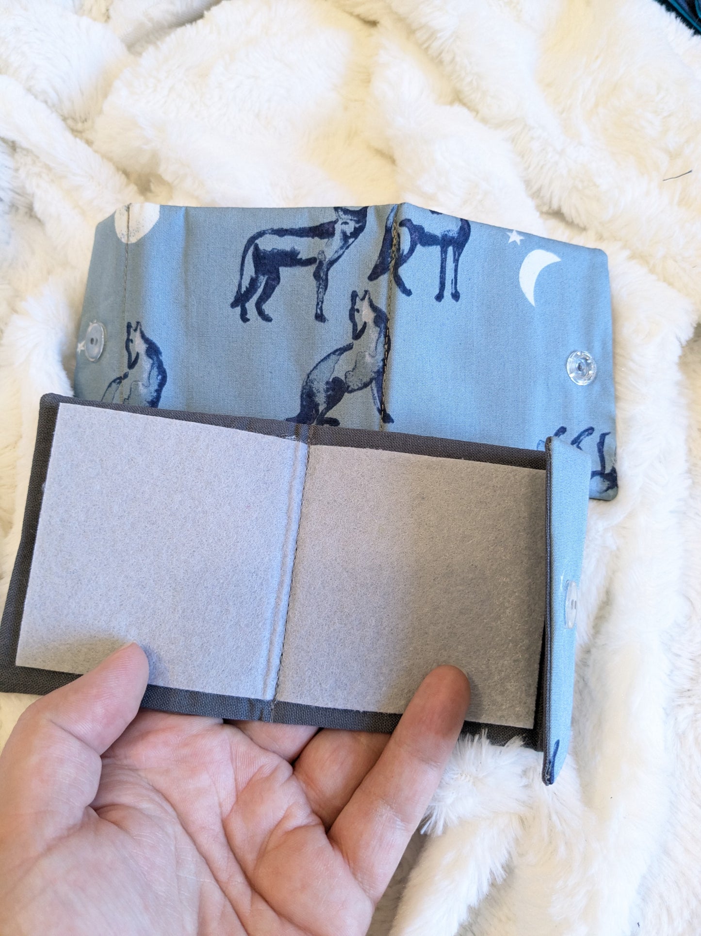 Carnet pique aiguille / porte aiguille de voyage "Coyotes", "Cerf et pivoines" "Constellations", "Cerfs etoilés" et "Chauve souris"