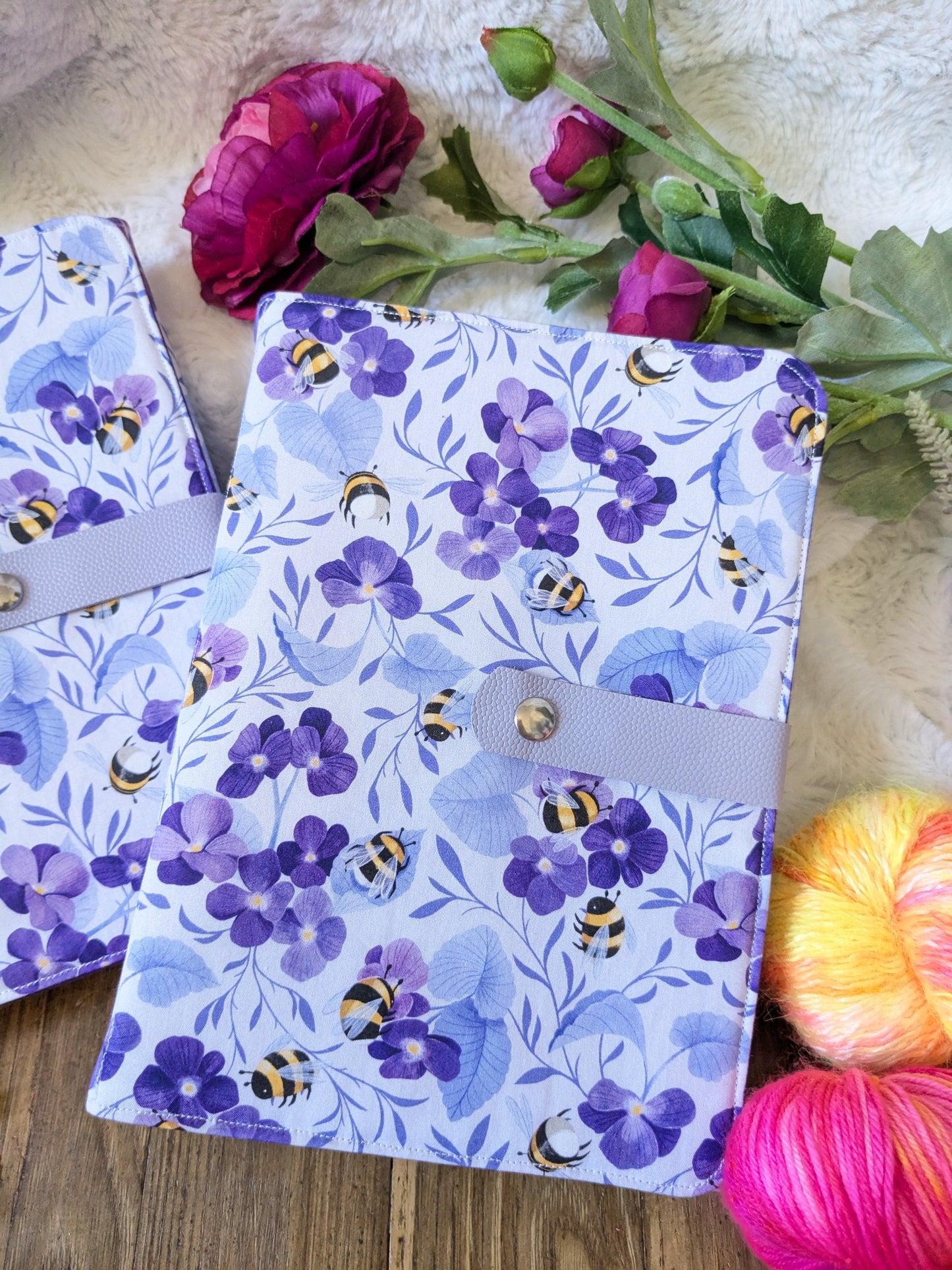 Classeur à aiguilles "Bourdons au pays des violettes" motif Lixy illustration
