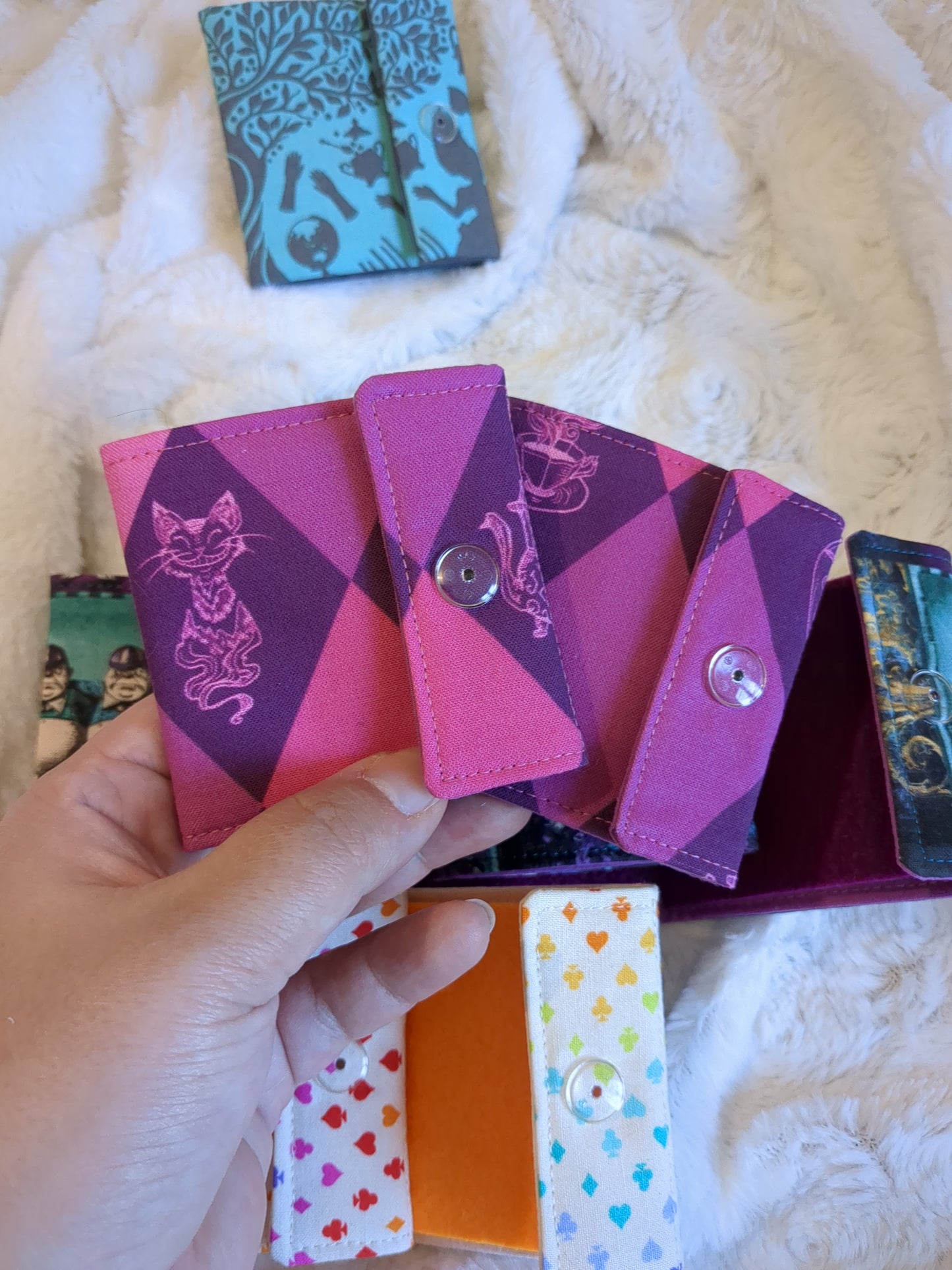 Carnet pique aiguille / porte aiguille de voyage "Rabbit hole", "Cheshire", "Wonderland" et "Cartes"