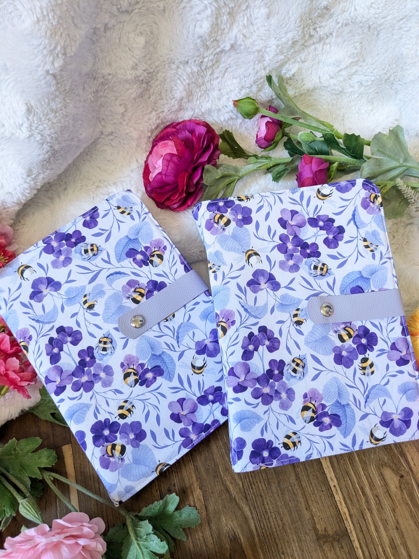 Classeur à aiguilles "Bourdons au pays des violettes" motif Lixy illustration
