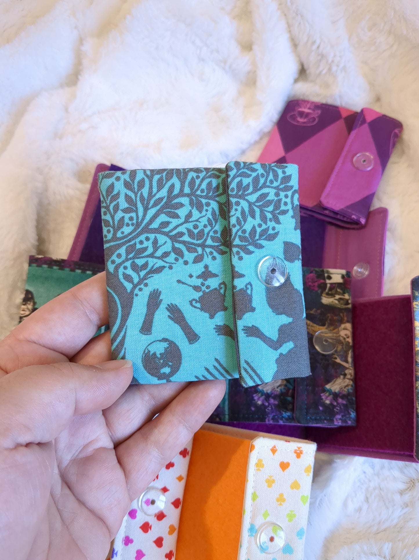 Carnet pique aiguille / porte aiguille de voyage "Rabbit hole", "Cheshire", "Wonderland" et "Cartes"