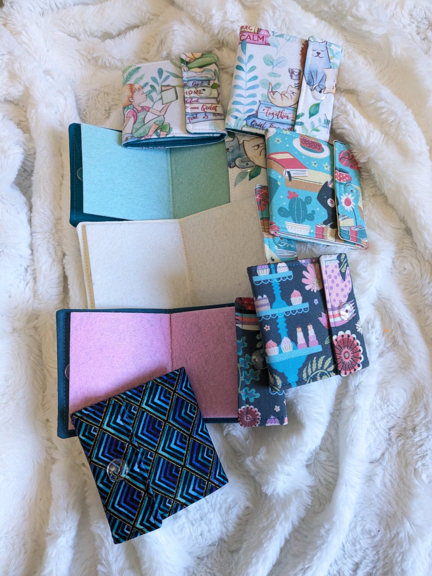 Carnet pique aiguille / porte aiguille de voyage "Chats et livres", "Graphique", "Tea party" et "Cosy"