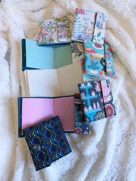 Carnet pique aiguille / porte aiguille de voyage "Chats et livres", "Graphique", "Tea party" et "Cosy"