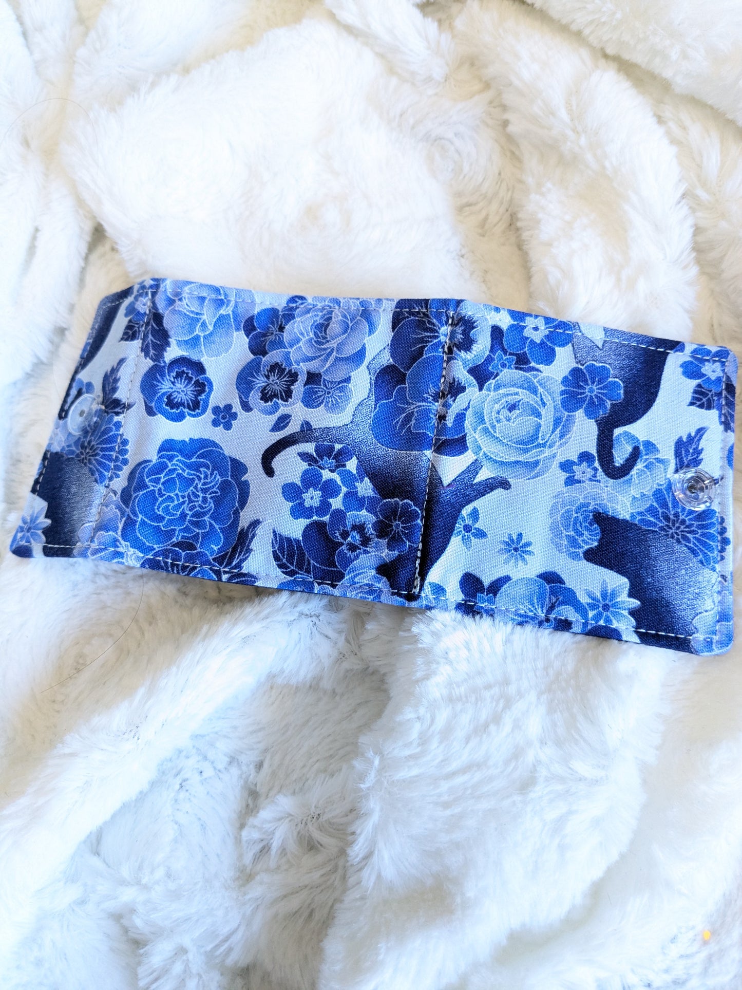 Carnet pique aiguille / porte aiguille de voyage "Fleurs argentées", "Fleurs de cerisier rouges", "Manga", "Chats et fleurs" et "Baleine"