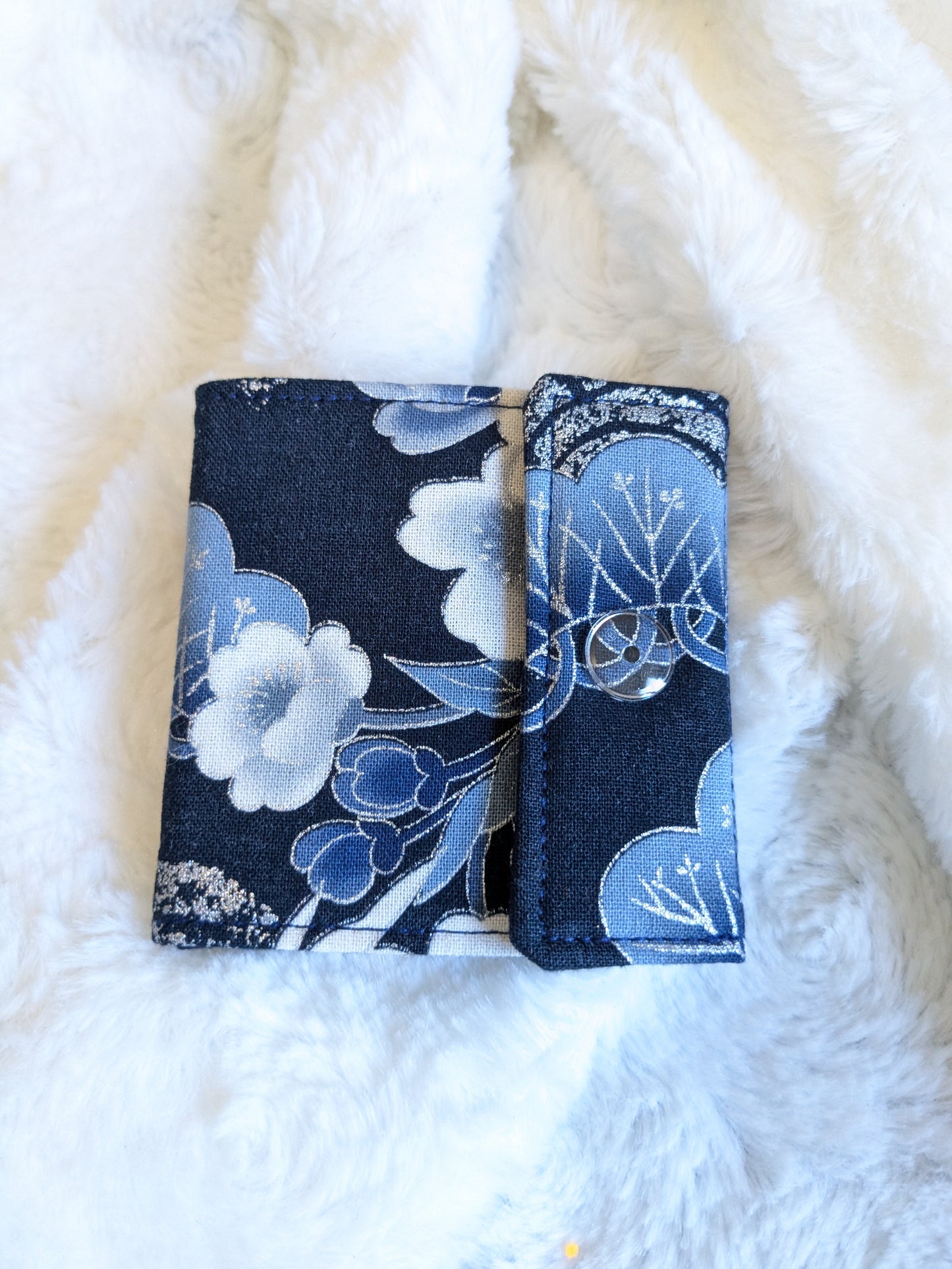 Carnet pique aiguille / porte aiguille de voyage "Fleurs argentées", "Fleurs de cerisier rouges", "Manga", "Chats et fleurs" et "Baleine"