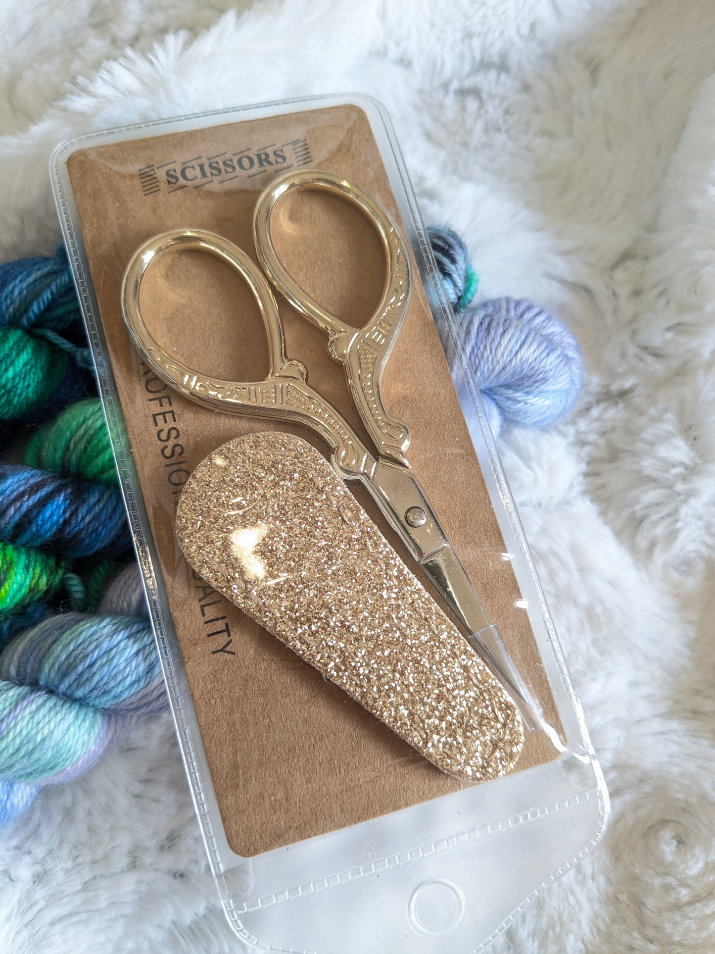 Ciseaux de broderie or et étui