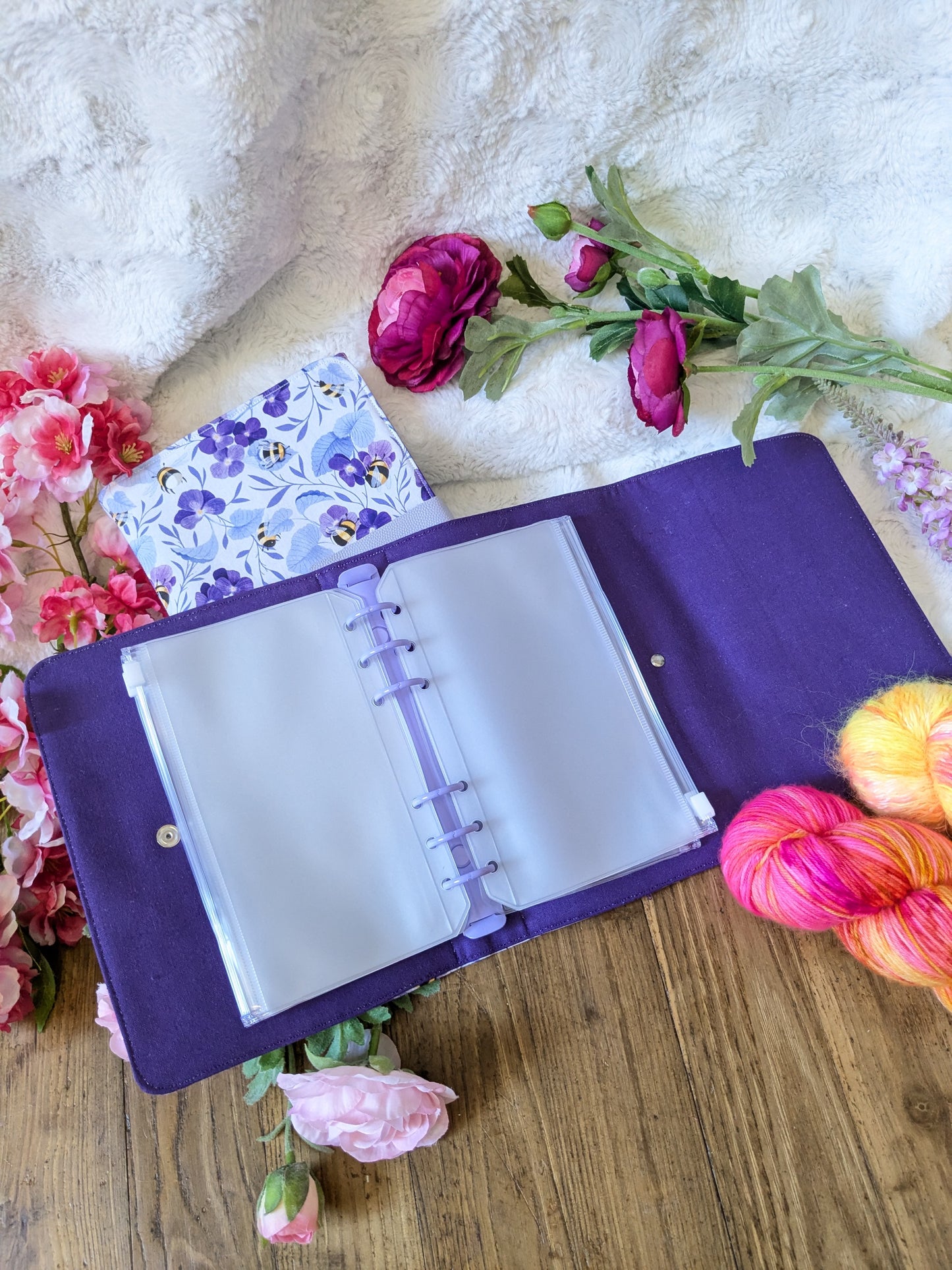 Classeur à aiguilles "Bourdons au pays des violettes" motif Lixy illustration