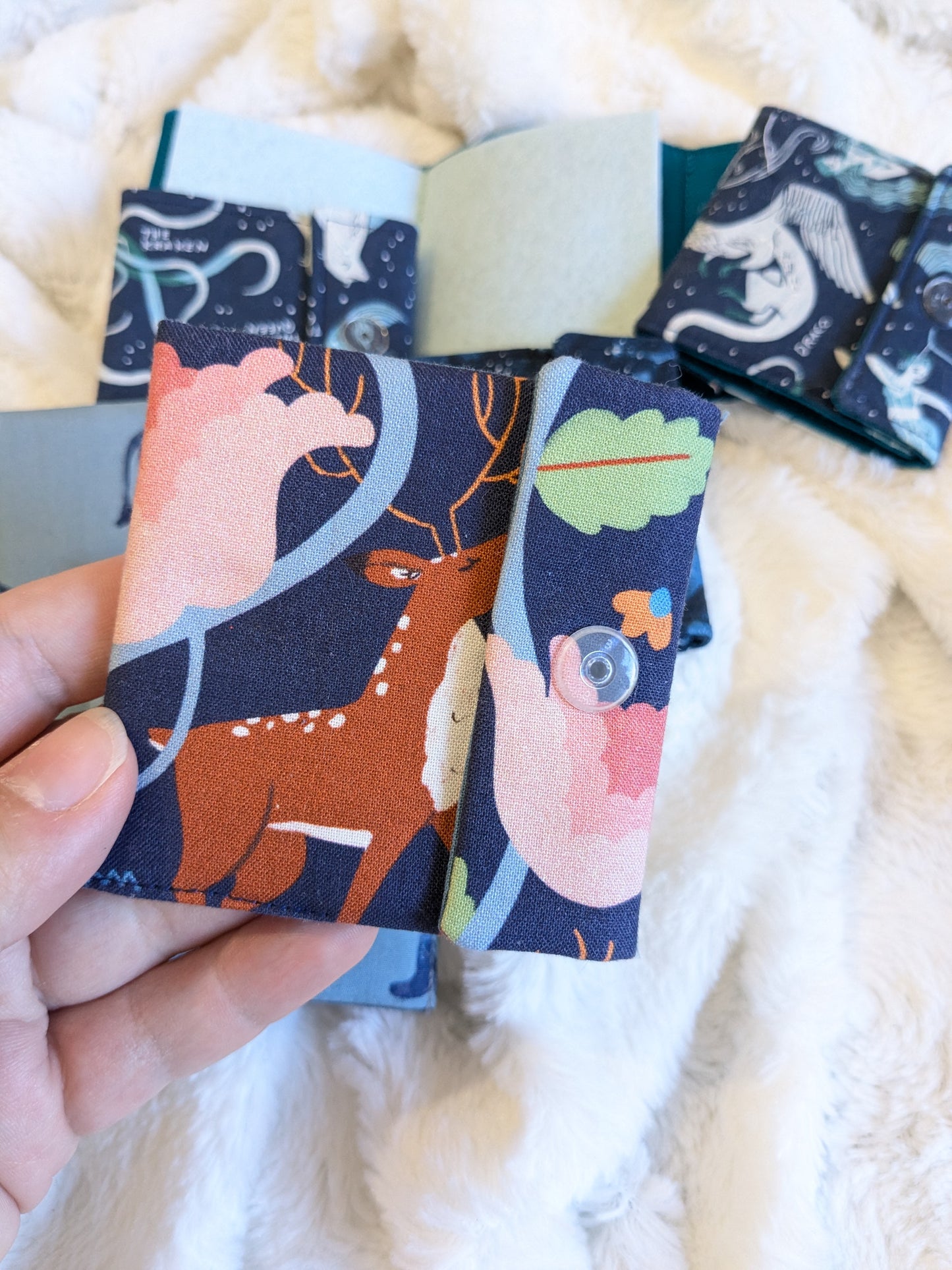 Carnet pique aiguille / porte aiguille de voyage "Coyotes", "Cerf et pivoines" "Constellations", "Cerfs etoilés" et "Chauve souris"