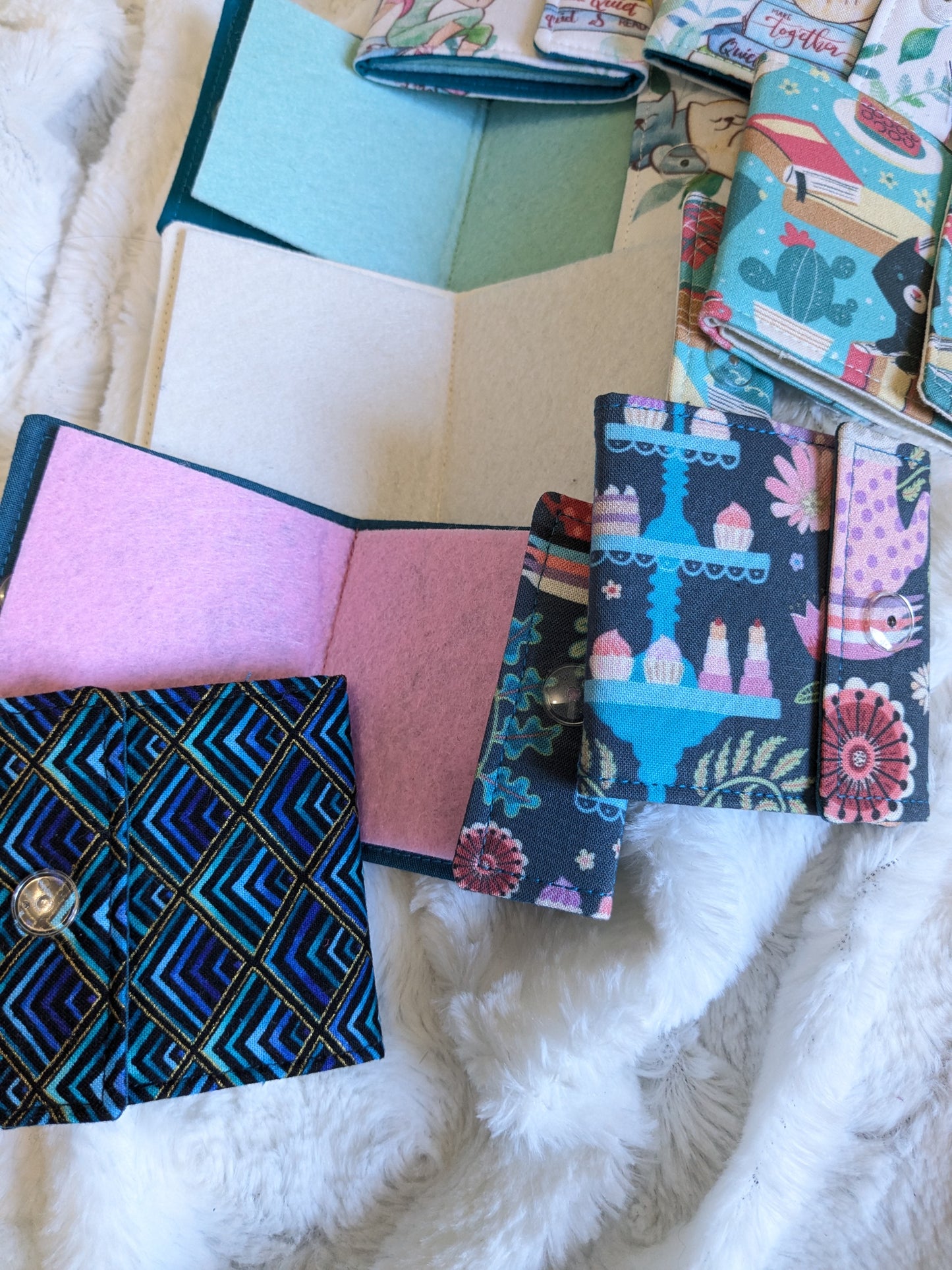 Carnet pique aiguille / porte aiguille de voyage "Chats et livres", "Graphique", "Tea party" et "Cosy"