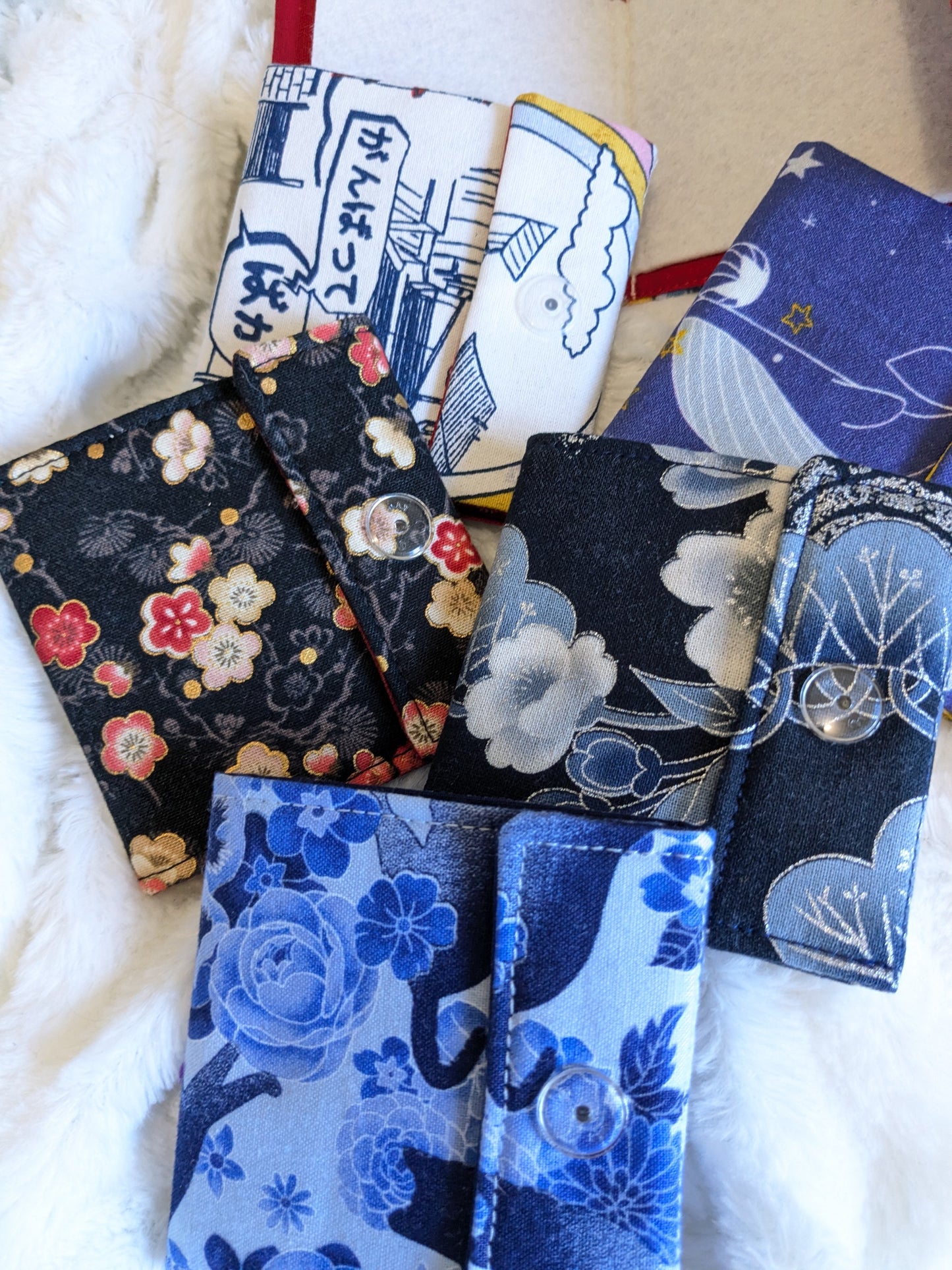 Carnet pique aiguille / porte aiguille de voyage "Fleurs argentées", "Fleurs de cerisier rouges", "Manga", "Chats et fleurs" et "Baleine"