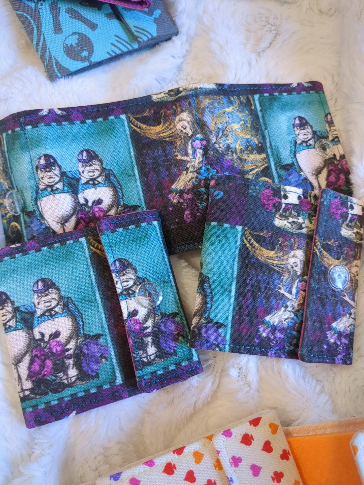 Carnet pique aiguille / porte aiguille de voyage "Rabbit hole", "Cheshire", "Wonderland" et "Cartes"