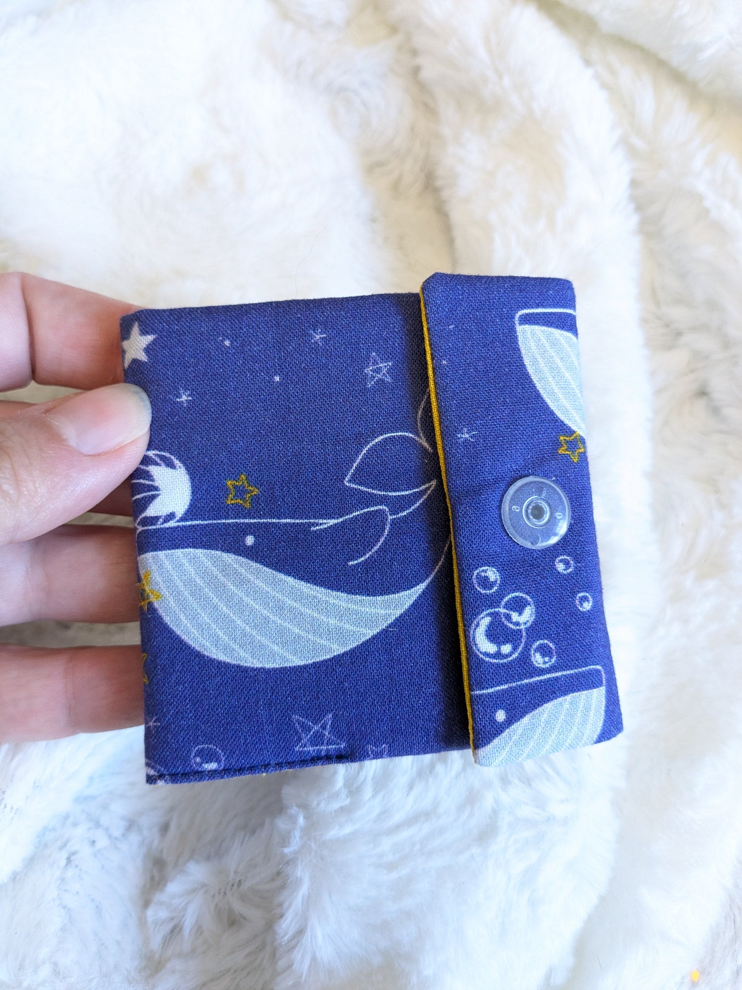 Carnet pique aiguille / porte aiguille de voyage "Fleurs argentées", "Fleurs de cerisier rouges", "Manga", "Chats et fleurs" et "Baleine"