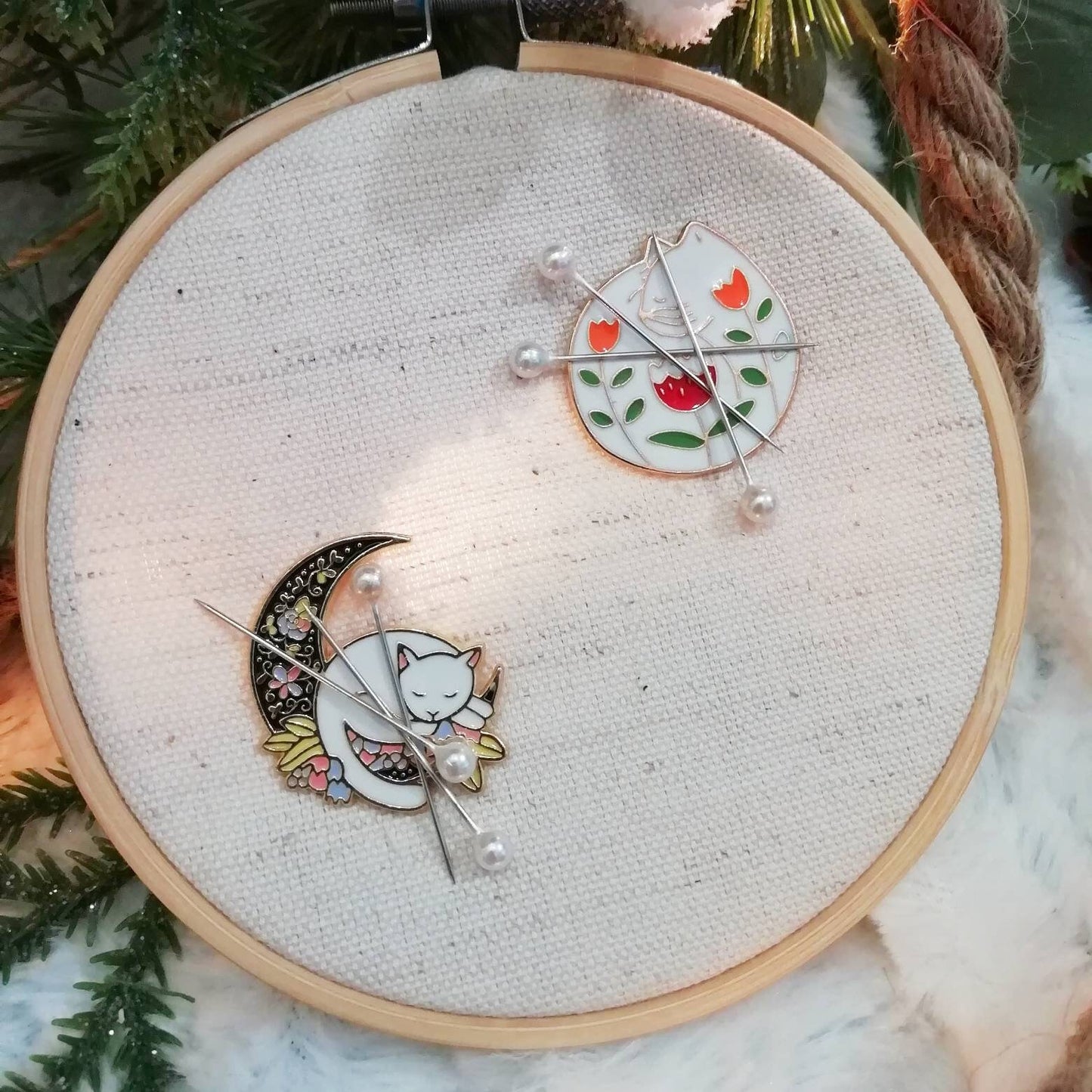 Porte aiguille aimanté / needle minder "Chat et lune" et "Chat fleuri"