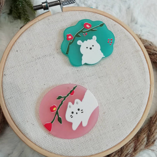 Magnet needle holder? / needle minder "Pink cat" or "Turquoise bear"