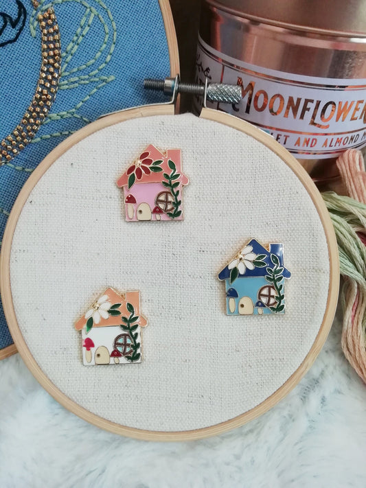 Porte aiguille aimanté pour broderie "Maison rose", "Maison beige", "Maison bleue"