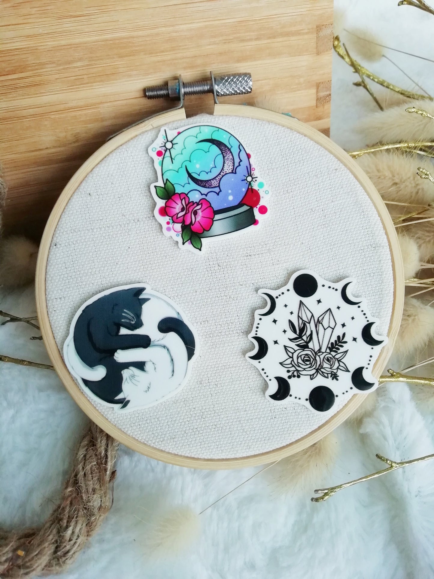 Magnetic needle holder / needle minder "Ying Yang", "Crystal ball" or "Lunar phases"