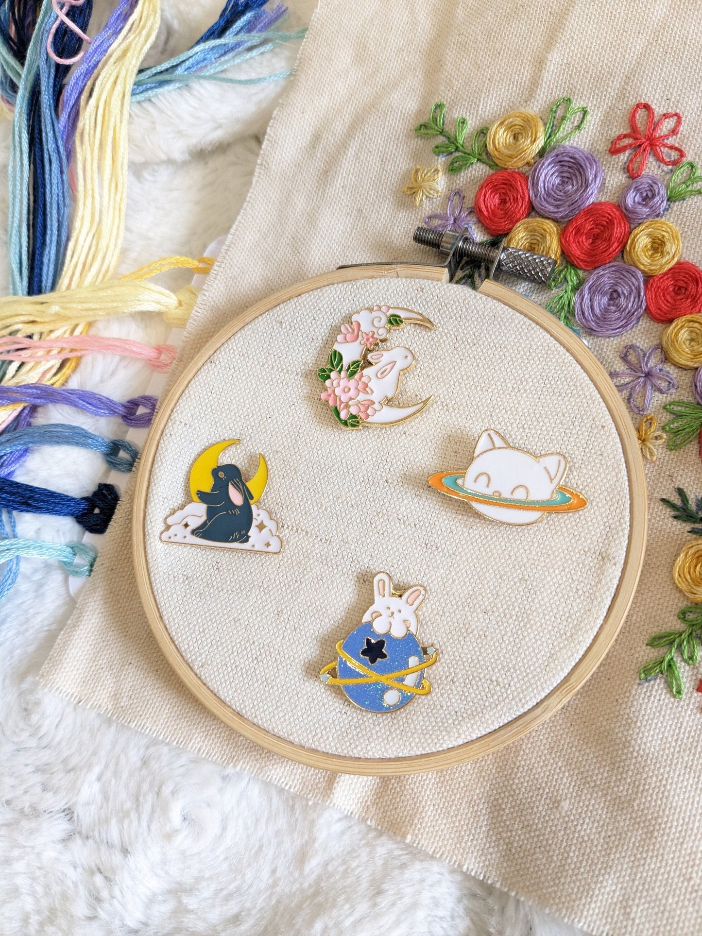 Porte aiguille aimanté pour broderie "Lapin blanc et lune", "Lapin et lune jaune", "Planete lapin" et "Chaturne"
