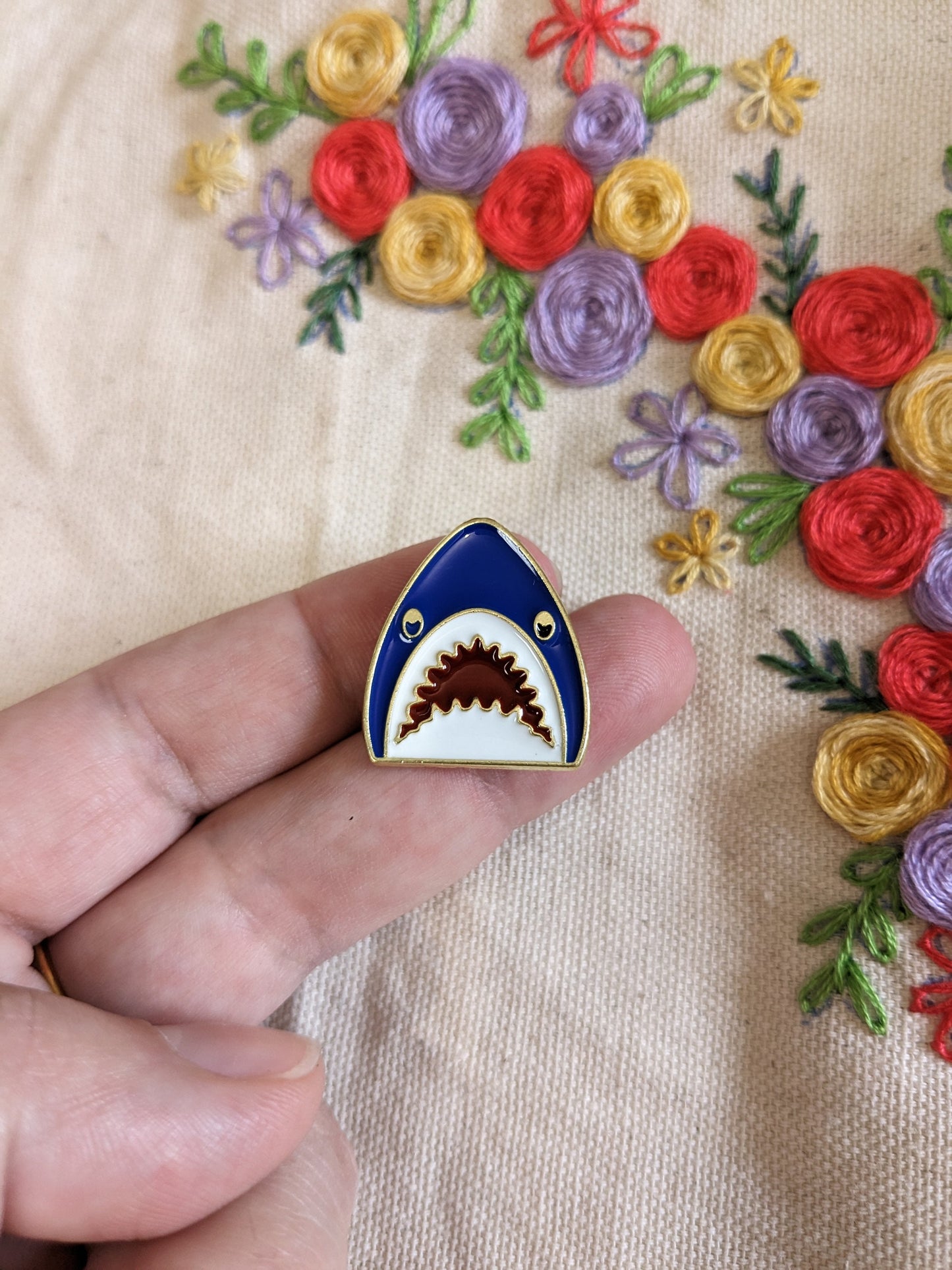 Porte aiguille aimanté / needle minder "Baleine céleste", "Les dents de la mer", "Chat nuageux", "Chat papillon" ou "Bat chat"