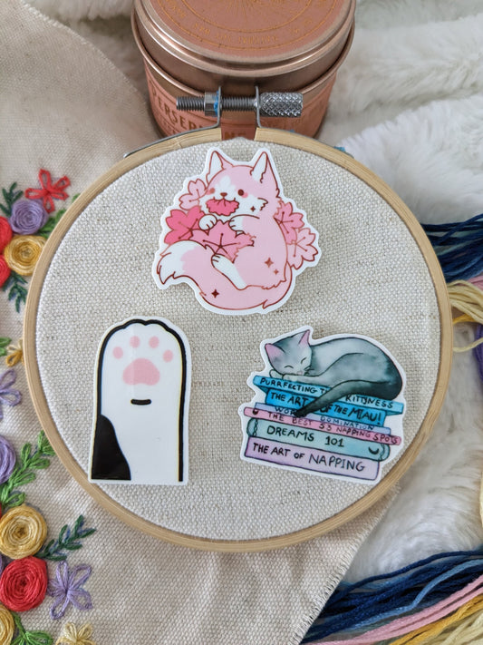 Porte aiguille aimanté / needle minder "Patoune", "Sieste livresque" ou "Manger des sakura"