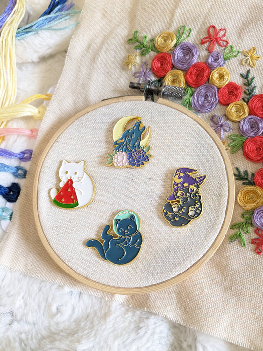 Porte aiguille aimanté / needle minder "Chat pasteque", "Chat sorcier", "Loup et lune" et "Chat astronaute"