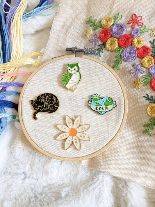 Magnetic needle holder / needle minder "Green owl", "Sleeping cat", "Marguerite" or "Planet love"