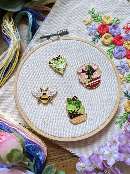 Magnetic needle holder / needle minder "Bee", "In the flowers", "Lying in the pot" or "In the plants"