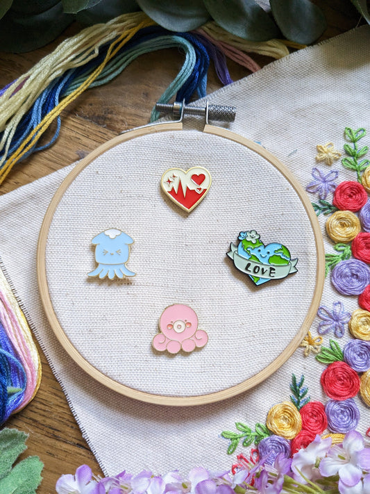 Magnetic needle holder / needle minder "Heartbeat", "Blue squid", "Pink octopus" or "Love Earth"